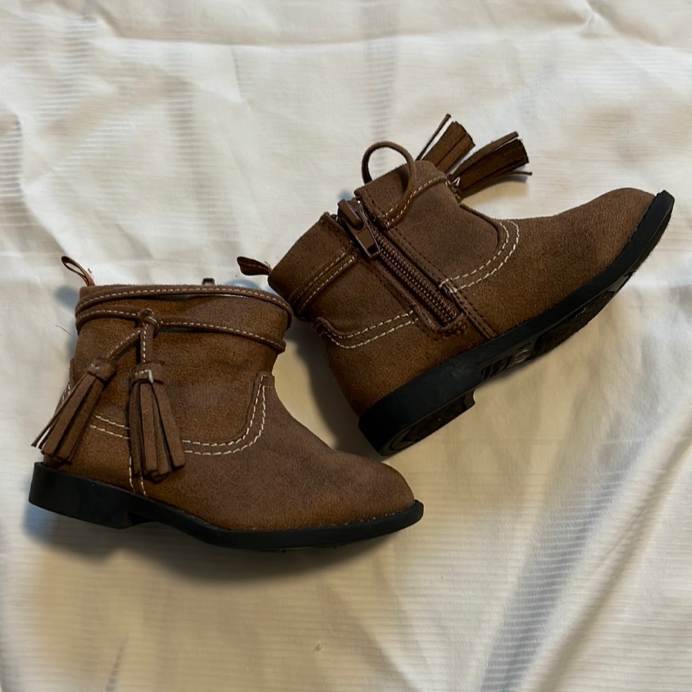 Brown boots with tassel